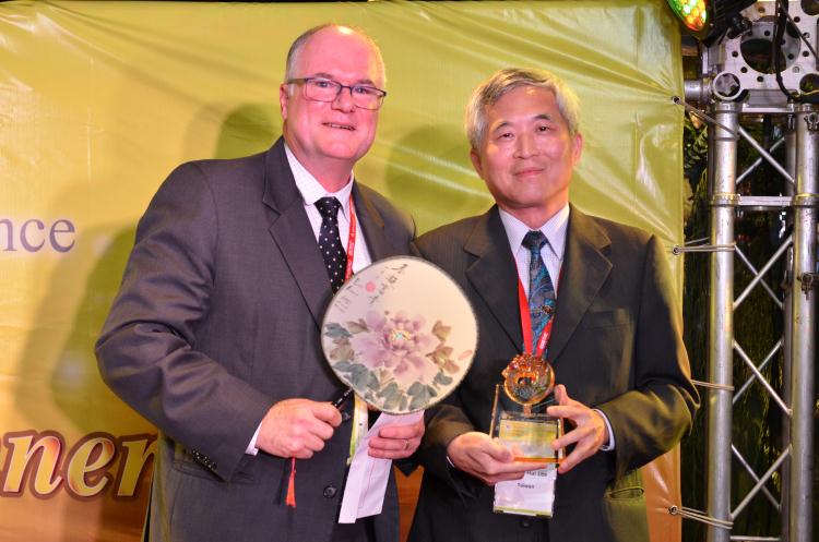 亞太腦中風組織理事長Prof. Craig Anderson與大會主席李宗海理事長合影 The President of Asia Pacific Stroke Organization, Prof. Craig Anderson (left) took photo with President Lee.