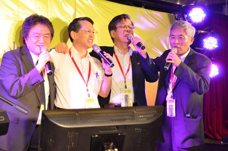 講師貴賓熱情高歌 Singing karaoke together